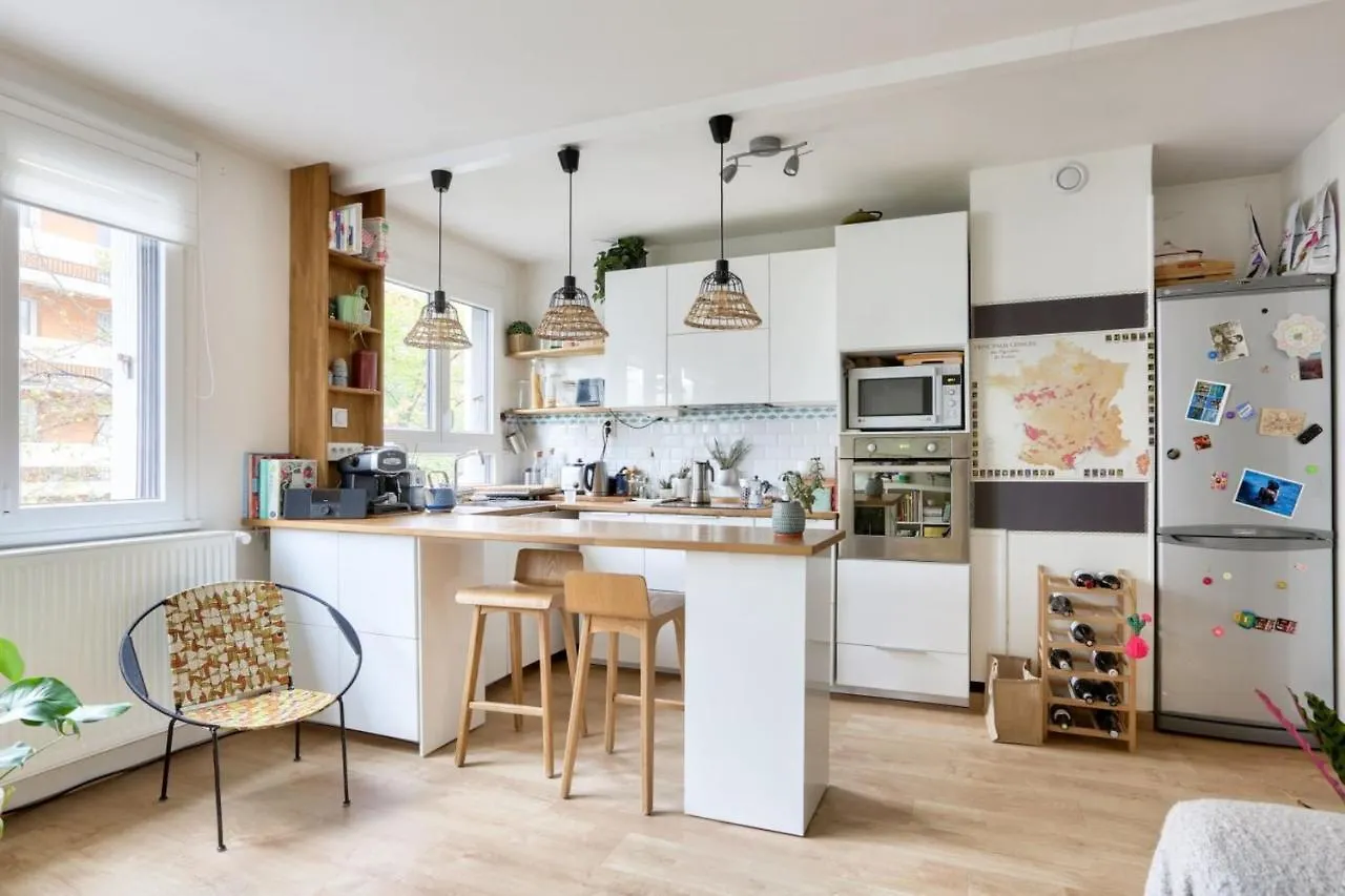 Bright Apartment For 4 With Balcony Paris France